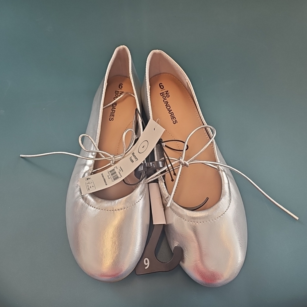 NWT No Boundaries Women's Size 6 Classic Ballet Flats Silver Metallic Tie Bow
